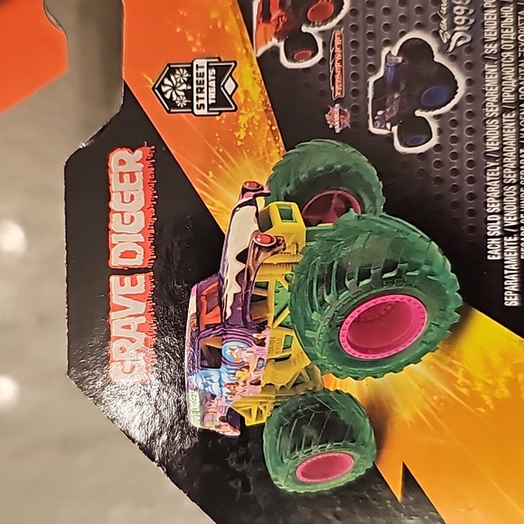Monster Jam Grave Digger Street Treats - Picture 6 of 6